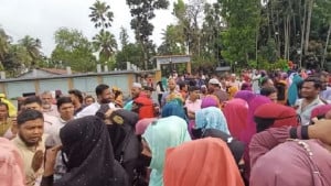 বেতন-বোনাসের দাবিতে শ্রমিকদের সড়ক অবরোধ