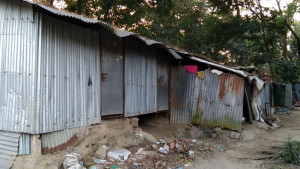 বৃষ্টিতে পড়ে পানি  বাতাসে কাঁপে ঘর