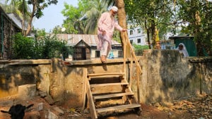 বন্দি আট পরিবার, দেয়াল  টপকে বাইরে চলাচল