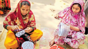 টুপিতে ভাগ্য বদল  অর্ধলাখ নারীর