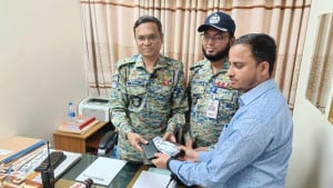প্রবাসীর ব্যাগ গায়েব, আরেক প্রবাসী আটক