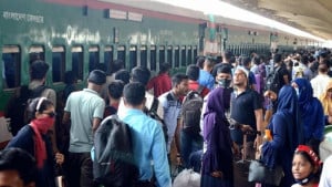 ঢাকা থেকে বেরোনোর পথে যানজটের ‘কাঁটা’