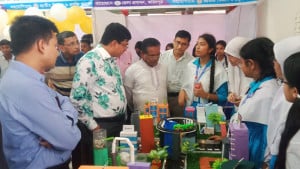 ফরিদপুরে বিজ্ঞান ও প্রযুক্তি মেলা, নানান আবিষ্কার নিয়ে হাজির শিক্ষার্থীরা