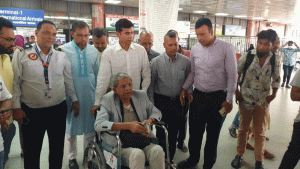 ওমরাহ পালন শেষে দেশে ফিরলেন মির্জা ফখরুল