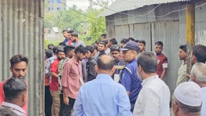 গজারিয়ায় ভোটকেন্দ্রে পুলিশের ওপর হামলা