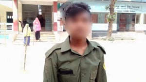 আনসার চাচার বদলি দায়িত্বে ভোটকেন্দ্রে ৮ম শ্রেণির হোসাইন