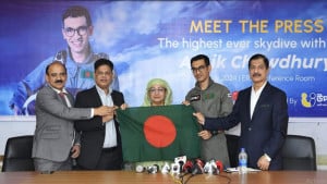 রেকর্ড গড়তে ৪১ হাজার ফুট উঁচু থেকে লাফ দেবেন আশিক