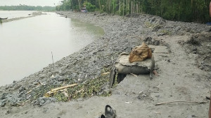 ‘মোরা ত্রাণ চাই না, চাই শক্ত বেড়িবাঁধ’