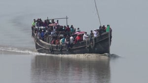 উত্তাল মেঘনায় নিষিদ্ধ নৌযানে পারাপার