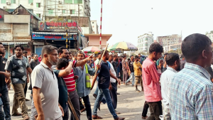 জুরাইন রেলক্রসিং ছাড়লেন রিকশাচালকরা, ৪ ঘণ্টা পর ট্রেন চলাচল শুরু