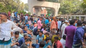 ঢাকার বিভিন্ন সড়কে ব্যাটারিচালিত রিকশাচালকদের অবস্থান, চলাচল ব্যাহত