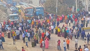 চার বছর আগের বকেয়া বেতনের দাবিতে শ্রমিকদের মহাসড়ক অবরোধ