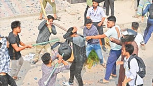 রক্তারক্তিতে জড়াল তিন কলেজের শিক্ষার্থীরা