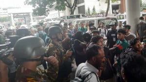 এইচএসসির ফলাফল সংস্কারের দাবিতে সচিবালয়ে ৫ শতাধিক শিক্ষার্থী