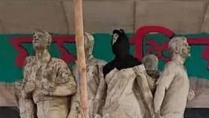 রাজু ভাস্কর্যে নারীর মাথায় কালো হিজাব 