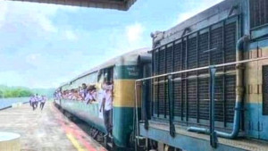 ঈশ্বরদীর রূপপুর স্টেশনে এল প্রথম যাত্রীবাহী ট্রেন