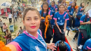 ছাদখোলা বাস থেকে দেশবাসীকে ধন্যবাদ জানালেন সানজিদা