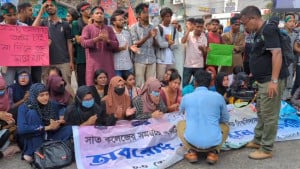 আবারও সায়েন্স ল্যাব মোড় অবরোধ শিক্ষার্থীদের, যানজটে ভোগান্তি