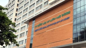 রাজধানীতে গ্যাসের আগুনে দগ্ধ এক পরিবারের তিনজন