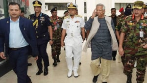 প্রথমবারের মতো সেনাসদরে প্রধান উপদেষ্টা