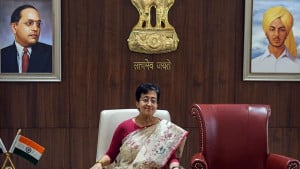 মুখ্যমন্ত্রীর দায়িত্ব নিয়ে কেজরিওয়ালের জন্য পাশের চেয়ার খালি রাখলেন আতিশি