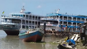 হাতিয়া-ঢাকা নৌযান চলাচল বন্ধ