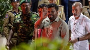শ্রীলঙ্কার প্রথম বামপন্থি প্রেসিডেন্ট হিসেবে শপথ নিলেন অনূঢ়া