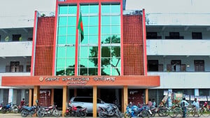জেলা প্রশাসনের কর্মচারীদের কাছে জিম্মি নোয়াখালীর সেবা প্রত্যাশীরা