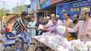 আনন্দমোহন কলেজের এইচএসসি ৯৫ ব্যাচের শিক্ষার্থীদের খাবার বিতরণ