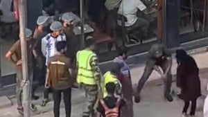 রামপুরায় কফি হাউজে তরুণীকে মারধর, ম্যানেজারসহ দু’জন আটক