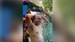 স্ত্রীর অন্যত্র প্রেমের সম্পর্কের জেরে তালাক, দুধ দিয়ে গোসল করলেন প্রবাসী স্বামী