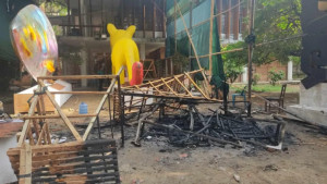 আগুনে পুড়ে ছাই শোভাযাত্রার মোটিফ ‘ফ্যাসিবাদের মুখাকৃতি’ ও ‘শান্তির পায়রা’