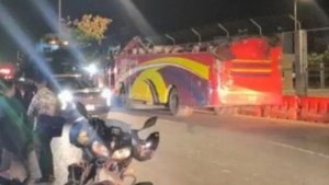 ছাদ উড়ে যাওয়ার পরও বাস চালানোর ঘটনায় চালক-মালিকের বিরুদ্ধে মামলা 