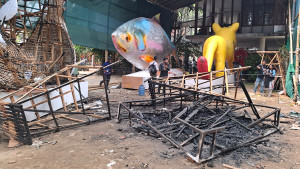 ঝুঁটি করা এক ছেলে এসে মোটিফের গায়ে লিকুইড ঢেলে আগুন দেয়: প্রক্টর
