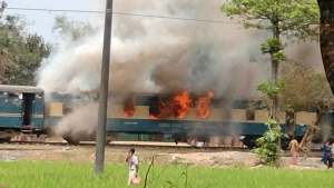 গাজীপুরে মহুয়া কমিউটার ট্রেনে আগুন
