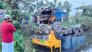 দাঁড়িয়ে থাকা ট্রাকের পেছনে আরেক ট্রাকের ধাক্কা, নিহত ২