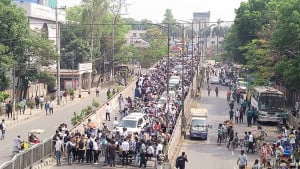 সাতরাস্তায় অবরোধ: যান চলাচলে পুলিশের নতুন নির্দেশনা