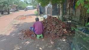 ‘দুর্ভোগ দেখতি খারাপ লাগে, তাই খানাখন্দ সমান করি’