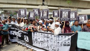 সিসি ক্যামেরার ফুটেজ দেখানো, কোচিং সেন্টার বন্ধসহ ৮ দাবিতে অভিভাবকদের বিক্ষোভ 