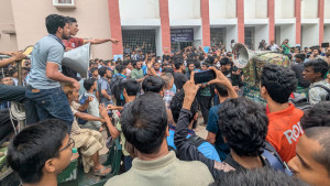 শিক্ষার্থীদের প্রতিরোধে পিছু হটল ছাত্রদল, তালা ভেঙে মনোনয়ন বিতরণ শুরু