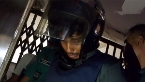 ক্যামেরা দেখে মুখ লুকালেন বাগছাসের বহিষ্কৃত নেতা অপু