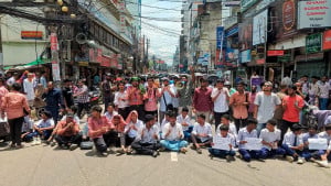 স্বাস্থ্যখাত সংস্কার দাবিতে বরিশালে কয়েক স্থানে সড়ক অবরোধ, আমরণ অনশন