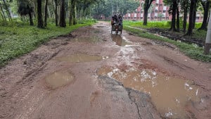 বৃষ্টিতে রাস্তার বেহাল দশা, দুর্ভোগ চরমে