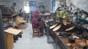 দম্পতির সাহসী উদ্যোগে গ্রামে জুতার কারখানা, খুশি নারী কর্মীরা