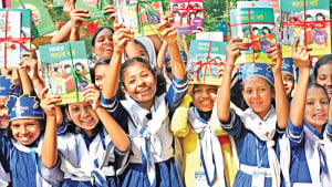 জানুয়ারিতে শিক্ষার্থীদের হাতে পাঠ্যবই দিতে চায় সরকার