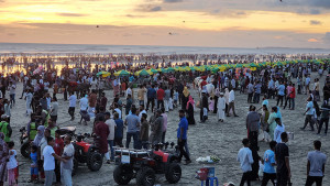 কক্সবাজার সৈকত মুখরিত, বাড়ছে পর্যটকের ভিড়