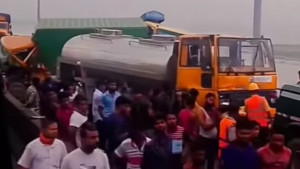 যমুনা সেতুতে তিন ট্রাকের সংঘর্ষে এক ঘণ্টা বন্ধ ছিল যান চলাচল
