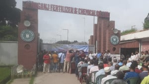 আশুগঞ্জ সার কারখানায় একই পে-স্কেল দাবিতে বিক্ষোভ 