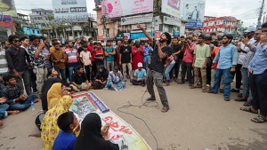 ঢাকা-বরিশাল মহাসড়কে শিক্ষার্থীদের অবরোধে বন্ধ যান চলাচল  