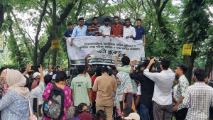 বাকৃবিতে শিক্ষার্থীদের রেলপথ অবরোধ, ৩০ মিনিট বন্ধ ছিল ট্রেন চলাচল